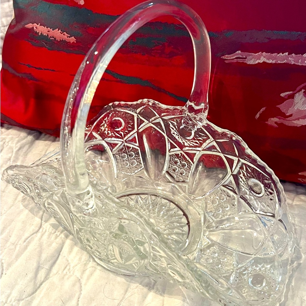 Vintage LE Smith glass brides bridal basket 9” banana type Quintec Daisy button